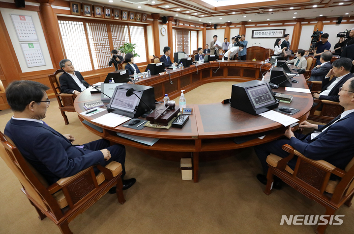 [과천=뉴시스] 조성우 기자 = 노태악 중앙선거관리위원회 위원장이 31일 오후 경기도 과천시 중앙선거관리위원회에서 열린 고위직 자녀 특혜 채용 의혹 관련 긴급위원회의를 주재하고 있다. 2023.05.31. xconfind@newsis.com