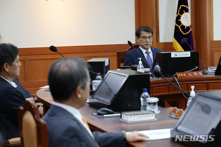 [과천=뉴시스] 조성우 기자 = 노태악 중앙선거관리위원회 위원장이 31일 오후 경기도 과천시 중앙선거관리위원회에서 열린 고위직 자녀 특혜 채용 의혹 관련 긴급위원회의를 주재하고 있다. 2023.05.31. xconfind@newsis.com