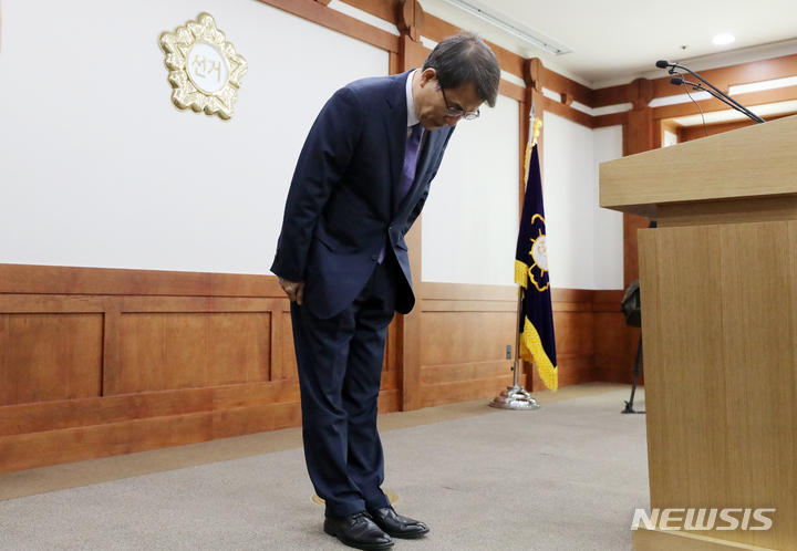 [과천=뉴시스] 조성우 기자 = 노태악 중앙선거관리위원회 위원장이 31일 오후 경기도 과천시 중앙선거관리위원회에서 고위직 자녀 특혜 채용 의혹 특별 감사 결과와 채용 제도 개선 등 자체 개선안을 발표를 하기 전 고개를 숙이고 있다. 2023.05.31. xconfind@newsis.com