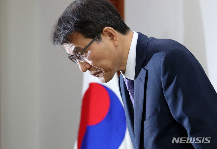 [과천=뉴시스] 조성우 기자 = 노태악 중앙선거관리위원회 위원장이 31일 오후 경기도 과천시 중앙선거관리위원회에서 고위직 자녀 특혜 채용 의혹 특별 감사 결과와 채용 제도 개선 등 자체 개선안을 발표를 마친 뒤 고개를 숙이고 있다. 2023.05.31. xconfind@newsis.com