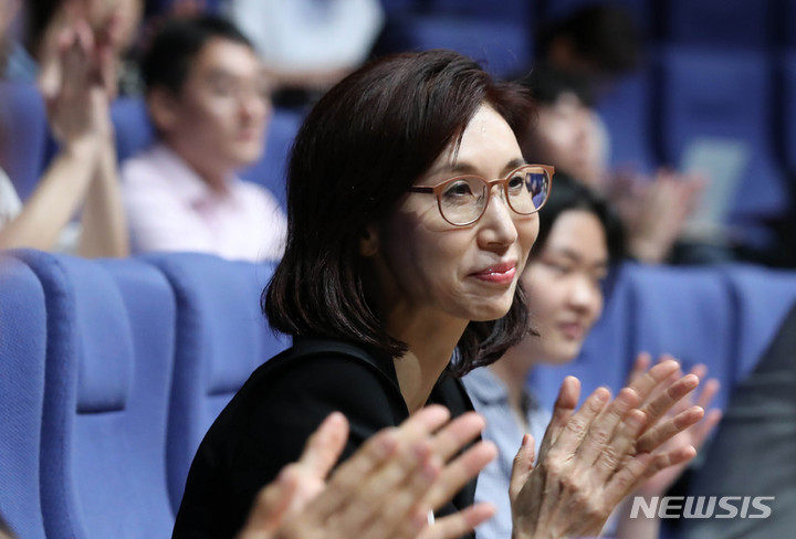 [서울=뉴시스] 조수정 기자 = 노소영 아트센터나비 관장이 31일 오후 서울 관악구 서울대학교 문화관 중강당에서 서울대학교 아시아연구소·문화예술원 주최로 열린 노소영 관장 초청 세미나에서 '미디어 아트의 미래'를 주제로 강연하기 앞서 공연을 관람하며 박수치고 있다. 2023.05.31 chocrystal@newsis.com