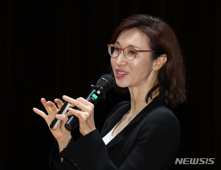 [서울=뉴시스] 조수정 기자 = 노소영 아트센터나비 관장이 31일 오후 서울 관악구 서울대학교 문화관 중강당에서 서울대학교 아시아연구소·문화예술원 주최로 열린 노소영 관장 초청 세미나에서 '미디어 아트의 미래'를 주제로 강연하고 있다. 2023.05.31 chocrystal@newsis.com