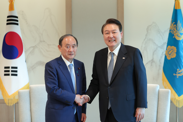 [서울=뉴시스] 윤석열 대통령이 31일 서울 용산 대통령실 청사에서 스가 요시히데 전 일본 총리와 악수하고 있다. (사진=대통령실 제공) 2023.05.31. photo@newsis.com *재판매 및 DB 금지