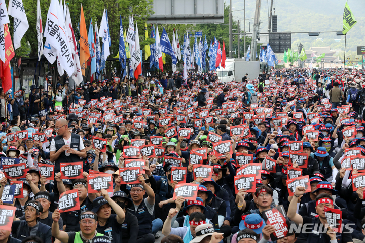 [서울=뉴시스] 김명년 기자 = 전국민주노동조합총연맹 조합원들이 지난 5월31일 오후 서울 중구 세종대로 인근에서 열린 '윤석열 정권퇴진 및 전국동시다발 민주노총 총력투쟁 결의대회'에서 구호를 외치고 있다. 2023.05.31. kmn@newsis.com