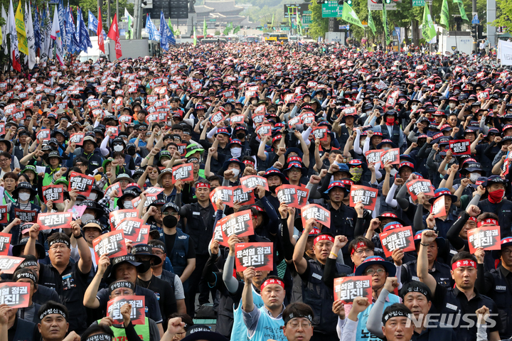 [서울=뉴시스] 김명년 기자 = 전국민주노동조합총연맹 조합원들이 지난 5월31일 오후 서울 중구 세종대로 인근에서 열린 '윤석열 정권퇴진 및 전국동시다발 민주노총 총력투쟁 결의대회'에서 구호를 외치고 있다. 2023.05.31. kmn@newsis.com