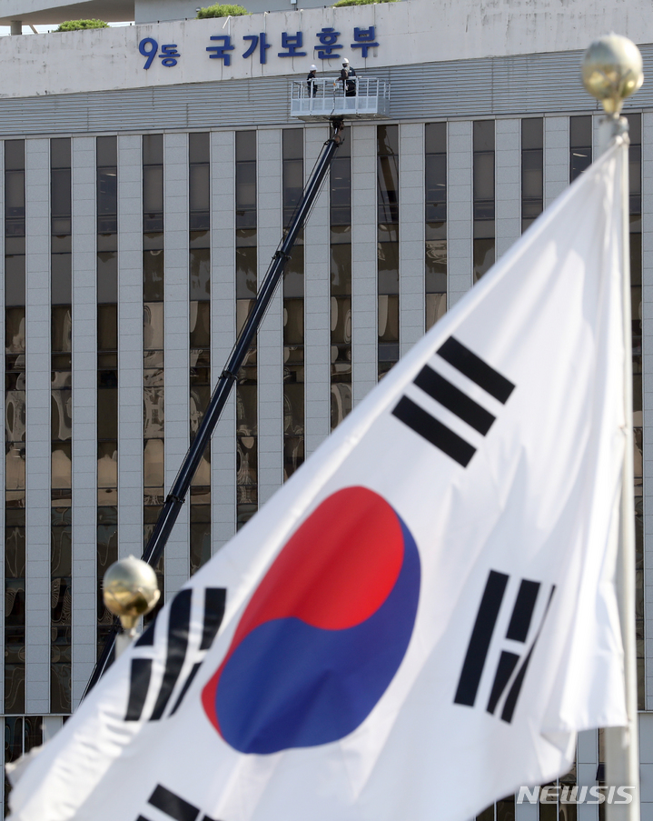 [세종=뉴시스] 강종민 기자 = 국가보훈부 승격을 앞두고 31일 세종시 어진동 정부세종청사 국가보훈처 외벽에 '국가보훈부' 대형 현판 교체작업이 이뤄지고 있다. 2023.05.31. ppkjm@newsis.com