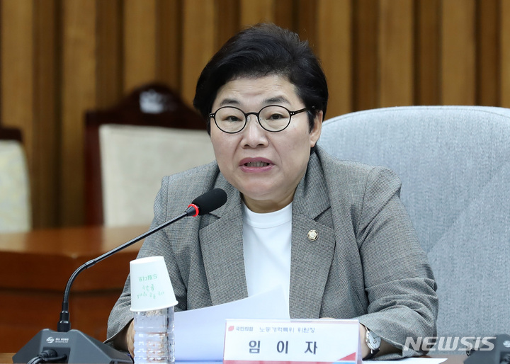 [서울=뉴시스] 이영환 기자 = 임이자 국민의힘 노동개혁특별위원회 위원장이 31일 오후 서울 여의도 국회에서 열린 국민의힘 노동개혁특별위원회 확대회의에서 발언을 하고 있다. 2023.05.31. 20hwan@newsis.com