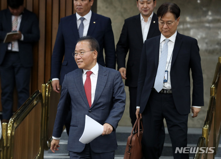[서울=뉴시스] 이영환 기자 = 윤재옥 국민의힘 원내대표가 31일 오후 서울 여의도 국회에서 열린 국민의힘 노동개혁특별위원회 확대회의에 참석하고 있다. 오른쪽은 이관섭 대통령비서실 국정기획수석. 2023.05.31. 20hwan@newsis.com