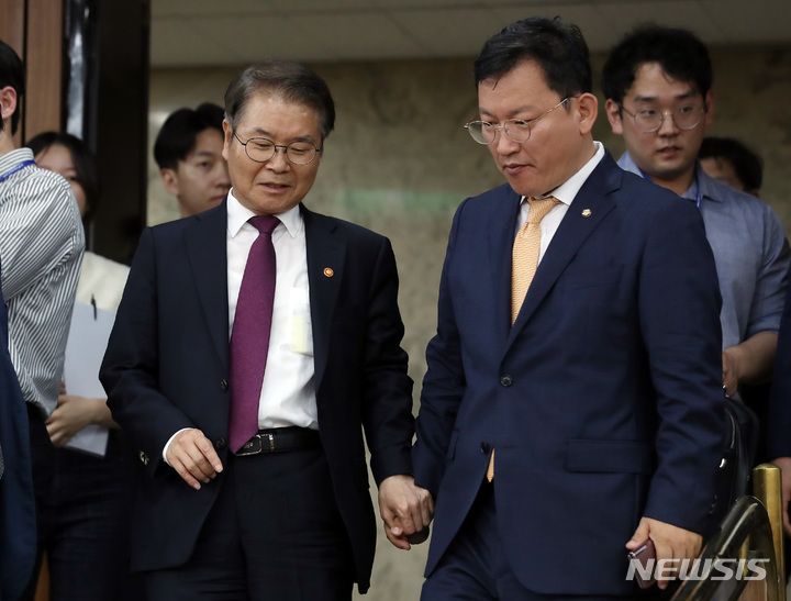 [서울=뉴시스] 이영환 기자 = 김형동 국민의힘 노동개혁특별위원회 간사와 이정식 고용노동부 장관이 31일 오후 서울 여의도 국회에서 열린 국민의힘 노동개혁특별위원회 확대회의에 참석하며 대화를 하고 있다. 2023.05.31. 20hwan@newsis.com