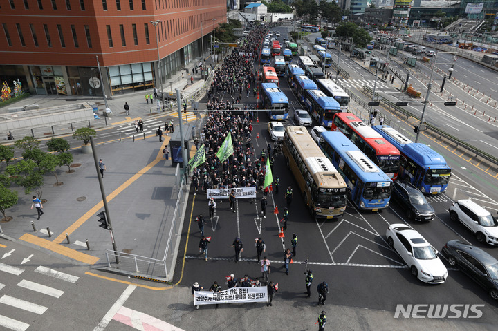 [서울=뉴시스] 황준선 기자 = 전국민주노동조합총연맹 조합원들이 31일 오후 서울 중구 서울역 인근에서&nbsp; '윤석열 정권퇴진 및 전국동시다발 민주노총 총력투쟁 결의대회'를 열고 대통령실에서 세종대로를 향해 행진하고 있다. 2023.05.31. hwang@newsis.com