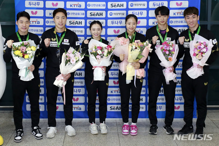 [인천공항=뉴시스] 최동준 기자 = 국제탁구연맹 세계선수권대회에 출전한 한국 대표팀이 31일 인천국제공항을 통해 귀국해 기념촬영을 하고 있다. 왼쪽부터 남자복식 은메달 장우진, 임종훈, 여자복식 은메달 전지희, 신유빈, 남자복식 동메달 조대성, 이상수. 2023.05.31. photocdj@newsis.com