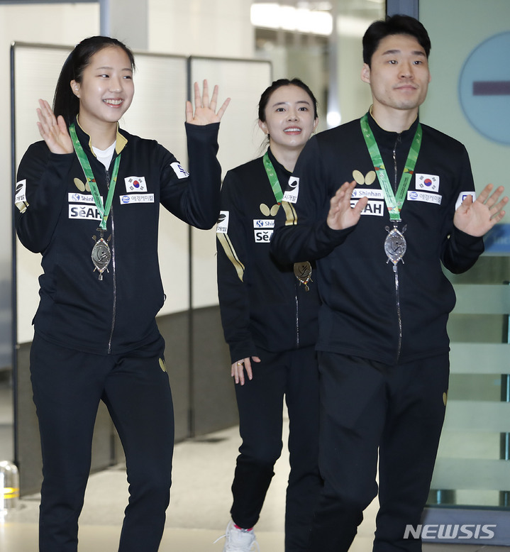 [인천공항=뉴시스] 최동준 기자 = 국제탁구연맹 세계선수권대회에 출전해 여자복식 은메달을 차지한 신유빈, 전지희, 신유빈, 남자복식 은메달을 차지한 장우진이 31일 인천국제공항을 통해 귀국하고 있다. 2023.05.31. photocdj@newsis.com