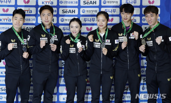 [인천공항=뉴시스] 최동준 기자 = 국제탁구연맹 세계선수권대회에 출전한 한국 대표팀이 31일 인천국제공항을 통해 귀국해 기념촬영을 하고 있다. 왼쪽부터 남자복식 은메달 장우진, 임종훈, 여자복식 은메달 전지희, 신유빈, 남자복식 동메달 조대성, 이상수. 2023.05.31. photocdj@newsis.com