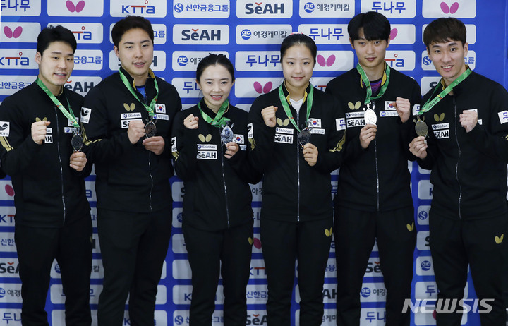 [인천공항=뉴시스] 최동준 기자 = 국제탁구연맹 세계선수권대회에 출전한 한국 대표팀이 31일 인천국제공항을 통해 귀국해 기념촬영을 하고 있다. 왼쪽부터 남자복식 은메달 장우진, 임종훈, 여자복식 은메달 전지희, 신유빈, 남자복식 동메달 조대성, 이상수. 2023.05.31. photocdj@newsis.com