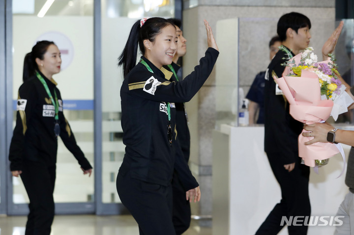 [인천공항=뉴시스] 최동준 기자 = 국제탁구연맹 세계선수권대회에 출전해 여자복식 은메달을 차지한 신유빈, 전지희 등 대표팀 선수들이 31일 인천국제공항을 통해 귀국하고 있다. 2023.05.31. photocdj@newsis.com