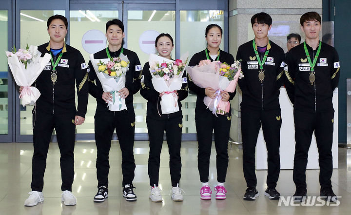 [인천공항=뉴시스] 최동준 기자 = 국제탁구연맹 세계선수권대회에 출전한 한국 대표팀이 31일 인천국제공항을 통해 귀국해 기념촬영을 하고 있다. 왼쪽부터 남자복식 은메달 임종훈, 장우진, 여자복식 은메달 전지희, 신유빈, 남자복식 동메달 조대성, 이상수. 2023.05.31. photocdj@newsis.com
