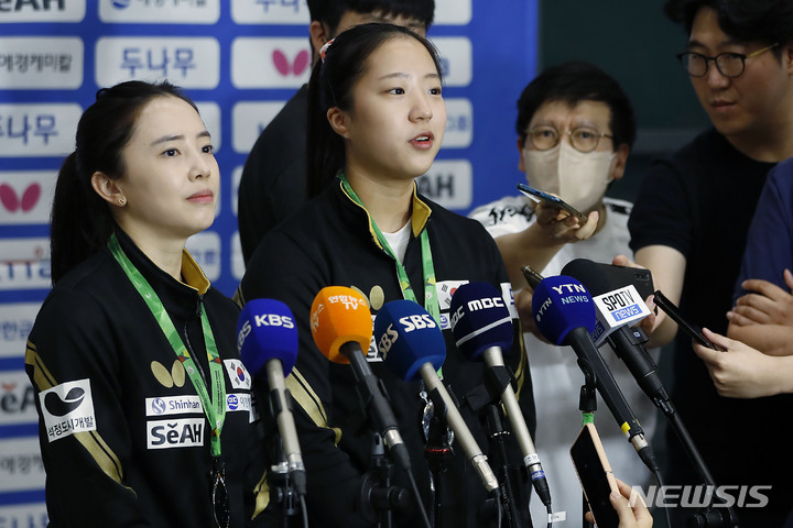 [인천공항=뉴시스] 최동준 기자 = 국제탁구연맹 세계선수권대회에 출전해 여자복식 은메달을 차지한 신유빈, 전지희가 31일 인천국제공항을 통해 귀국해 인터뷰를 하고 있다. 2023.05.31. photocdj@newsis.com