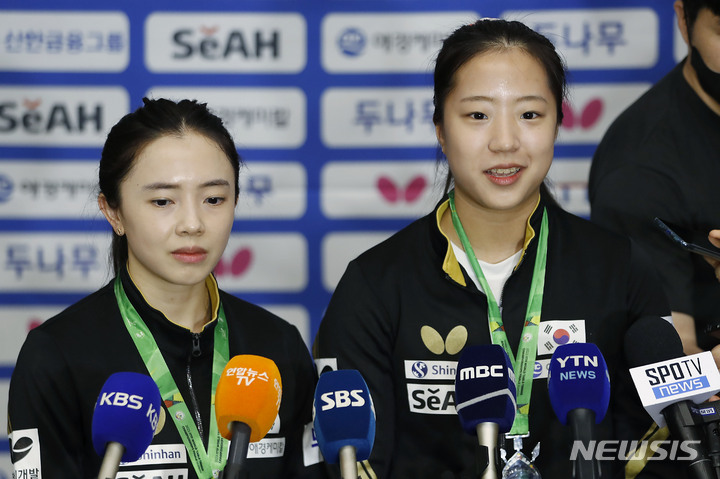 [인천공항=뉴시스] 최동준 기자 = 국제탁구연맹 세계선수권대회에 출전해 여자복식 은메달을 차지한 신유빈, 전지희가 31일 인천국제공항을 통해 귀국해 인터뷰를 하고 있다. 2023.05.31. photocdj@newsis.com