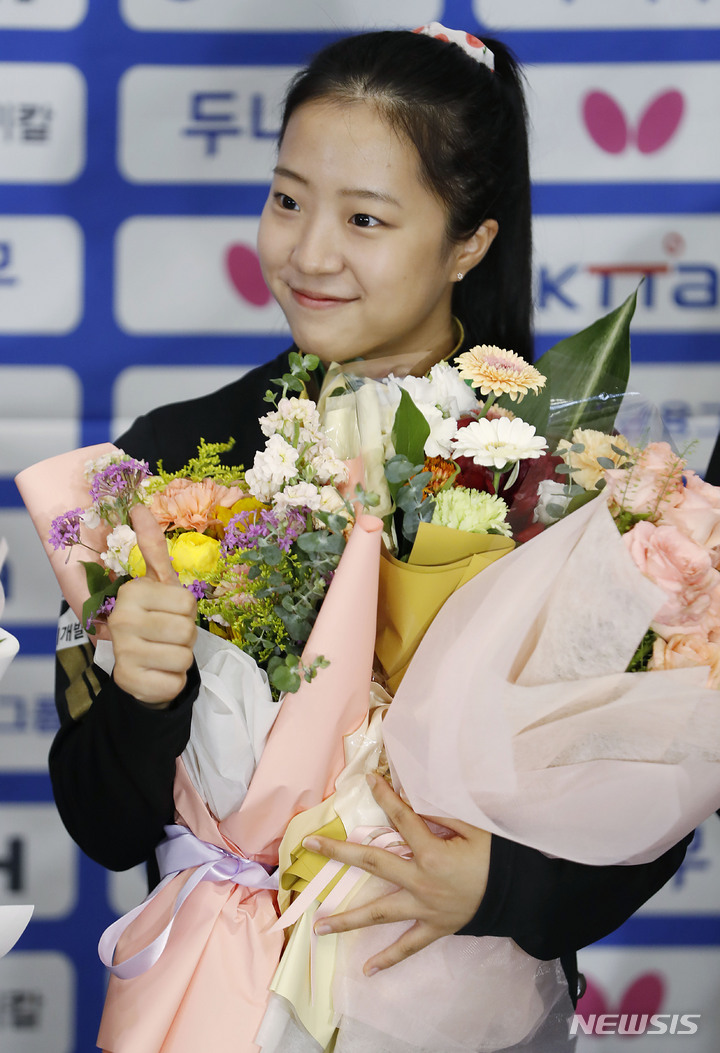 [인천공항=뉴시스] 최동준 기자 = 국제탁구연맹 세계선수권대회에 출전해 여자복식 은메달을 차지한 신유빈이 31일 인천국제공항을 통해 귀국해 인터뷰 전 엄지척을 하고 있다. 2023.05.31. photocdj@newsis.com