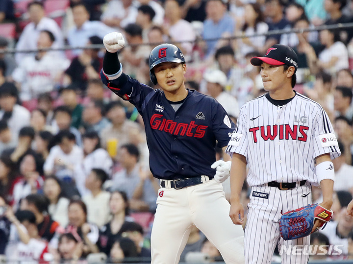 [서울=뉴시스] 김진아 기자 = 31일 서울 잠실야구장에서 열린 2023 KBO리그 롯데 자이언츠와 LG 트윈스의 경기, 3회초 1사 2,3루 롯데 안권수가 선취 2타점 1루타를 친 후 기뻐하고 있다. 2023.05.31. bluesoda@newsis.com