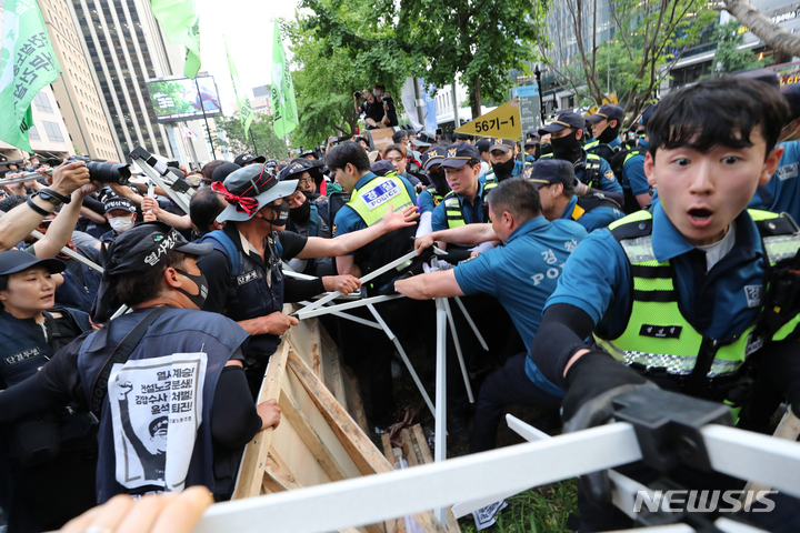 [서울=뉴시스] 김명년 기자 = 31일 서울 중구 청계광장 인근에서 건설노조 조합원들이 분신 사망한 양희동 씨 분향소를 설치하는 도중 경찰과 충돌하고 있다. 2023.05.31. kmn@newsis.com