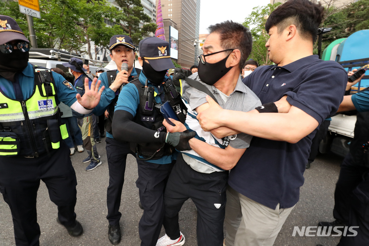 [서울=뉴시스] 김명년 기자 = 31일 서울 중구 파이낸스 빌딩 앞에서 열린 고(故) 양회동 민주노총 강원건설지부 3지대장 추모 문화제에서 경찰들이 조합원을 연행하고 있다. 2023.05.31 kmn@newsis.com