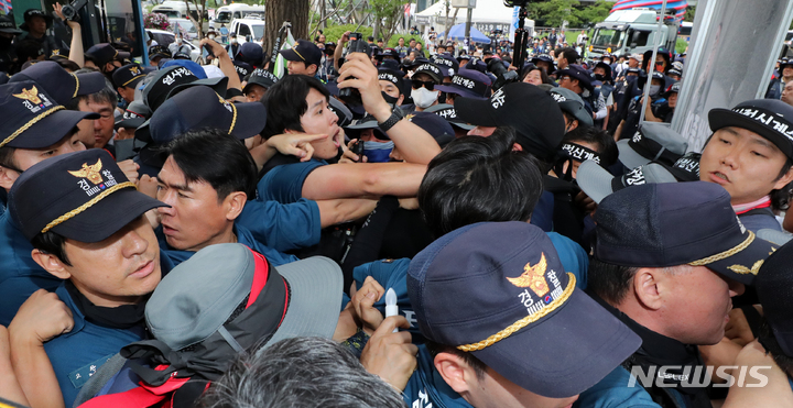 [서울=뉴시스] 김명년 기자 = 31일 서울 중구 파이낸스 빌딩 앞에서 열린 고(故) 양회동 민주노총 강원건설지부 3지대장 추모 문화제에서 경찰들과 민주노총 조합원들이 몸싸움을 벌이고 있다. 2023.05.31 kmn@newsis.com