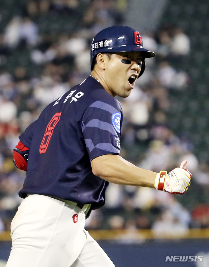 [서울=뉴시스] 김진아 기자 = 31일 서울 잠실야구장에서 열린 2023 KBO리그 롯데 자이언츠와 LG 트윈스의 경기, 7회초 2사 3루 롯데 전준우가 2점홈런을 친 후 그라운드를 돌며 기뻐하고 있다. 2023.05.31. bluesoda@newsis.com