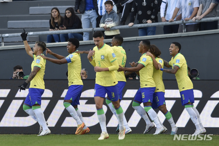 [라플라타(아르헨티나)=AP/뉴시스] 튀니지와 16강전에서 골 넣고 춤추는 브라질 선수들. 2023.05.31.