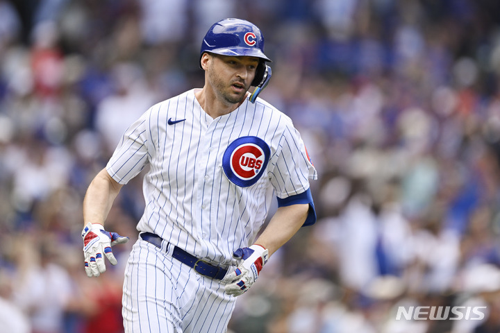 [시카고=AP/뉴시스]트레이 만시니가 마이애미 말린스와 마이너리그 계약을 맺었다. 사진은 시카고 소속이던 만시니가 2023년 6월 1일 탬파베이 레이스전에서 타격 후 1루로 달리는 모습. 2024.01.25.