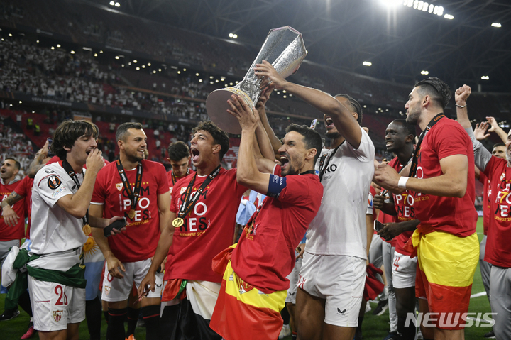 [부다페스트(헝가리)=AP/뉴시스]유로파리그 우승한 세비야. 2023.06.01. 