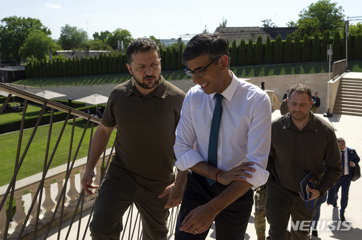 [키시너우(몰도바)=AP/뉴시스] 리시 수낵 영국 총리(오른쪽)가 1일 몰도바 키시너우 인근 불보아카성에서 열린 유럽정치공동체(EPC) 정상회의에 앞서 볼로디미르 젤렌스키 우크라이나 대통령과 대화를 나누고 있다. 2023.06.02.