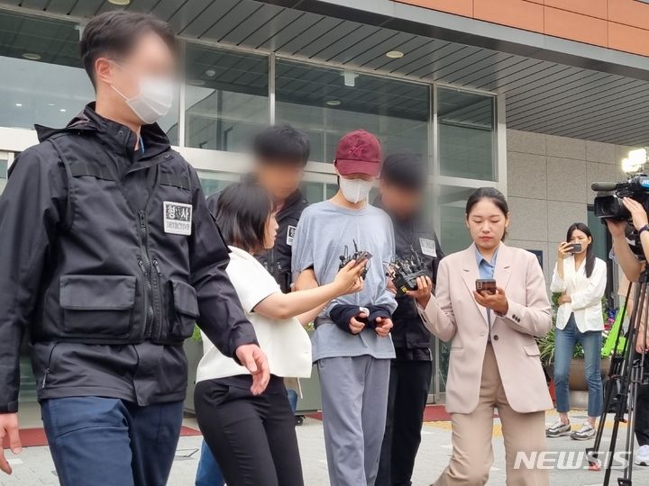 [서울=뉴시스] 박광온 기자= 1일 오전 7시15분께 서울 금천경찰서에서 금천구 전 연인 살해 피의자 김모(33)씨가 호송줄에 묶인 채 송치되고 있다. 2023.06.01 lighton@newsis.com