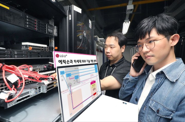 [서울=뉴시스] LG유플러스가 통신장비 제조업체 '에릭슨엘지'와 손잡고 네트워크에 인공지능(AI)·서비스 품질(QoS) 등 기능을 더한 차세대 코어 기술을 시연하고, 향후 미래 네트워크 기술 개발에 협업하기로 했다고 1일 밝혔다. (사진=LG유플러스 제공) *재판매 및 DB 금지
