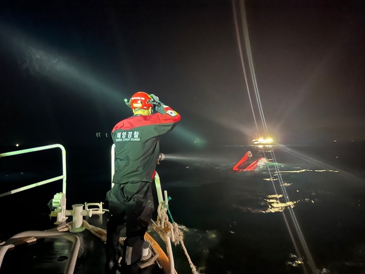 [통영=뉴시스] 신정철 기자= 1일 오전 3시 33분께 경남 통영시 욕지면 갈도 남방 4해리 해상에서 3명이 탄 5t급 연안자망어선 A호가 원인을 알 수 없는 사고로 전복됐다. 통영해경이 A호의 선체파손여부를 확인하고 있다.(사진=통영해경 제공).2023.06.01. sin@newsis.com *재판매 및 DB 금지