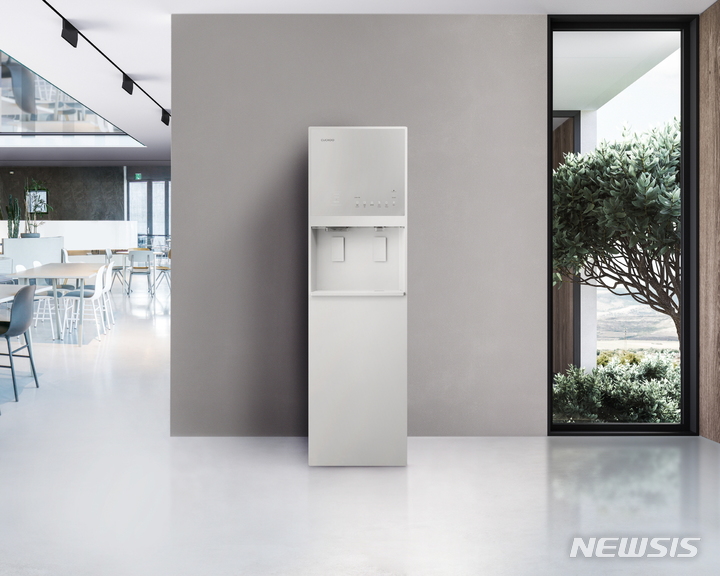 [서울=뉴시스] 쿠쿠홈시스, 대용량 얼음정수기 '제로100 그랜드' 출시. (사진=쿠쿠홈시스 제공) 2023.06.01. photo@newsis.com