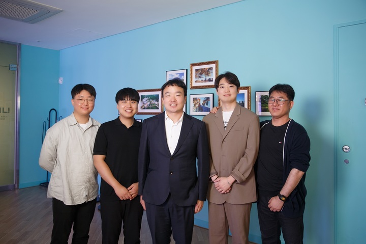 [울산=뉴시스] UNIST 연구진의 모습. 사진 왼쪽부터 이건우 연구원, 박진태 연구원, 이동욱 교수, 제1저자 황정욱 연구원, 백명진 연구원. 2023.06.01 *재판매 및 DB 금지