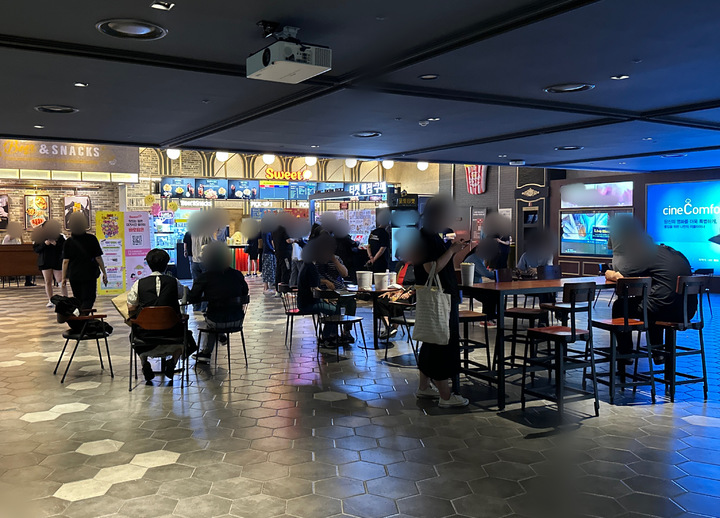 [대전=뉴시스] 김도현 기자 = 1일 오전 대전 서구의 한 영화관에 시민들이 '코로나19 엔데믹' 첫날 영화를 보기 위해 입장을 기다리고 있다. 2023.06.01. photo@newsis.com *재판매 및 DB 금지