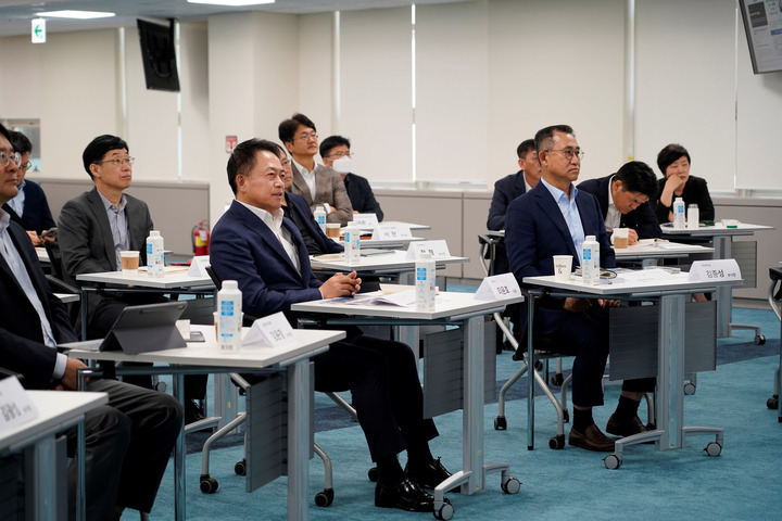 [서울=뉴시스] 지난달 31일 경기 용인시 기흥구에 있는 삼성SDI 사업장에서 최윤호 대표이사 사장(가운데) 등 임원 20여명이 ESG 워크숍을 진행하고 있다. (사진=삼성SDI 제공) 2023.06.01 photo@newsis.com *재판매 및 DB 금지