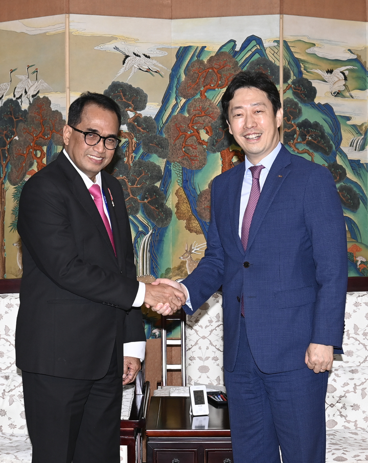 [서울=뉴시스] 홍찬선 기자 = 윤형중 한국공항공사 사장이 지난달 31일 서울 강서구 본사에서 부디 카르야 수마디 인도네시아 교통부 장관과 면담에 앞서 기념사진을 촬영하고 있다. 2023.06.01.(사진=한국공항공사 제공) photo@newsis.com *재판매 및 DB 금지