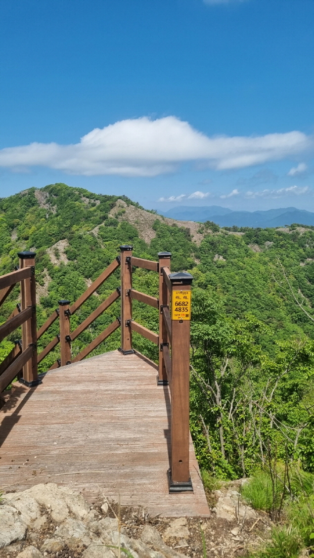 [통영=뉴시스] 신정철 기자= 경남 통영시는 시민들의 응급상황 신고 시 편의제공을 위해 미륵산과 용남면 지도, 사량도 하도, 욕지도 동항리 등 주요 등산로에 국가지점번호판 21개소를 추가 설치했다고 1일 밝혔다.(사진=통영시 제공).2023.06.01. photo@newsis.com *재판매 및 DB 금지