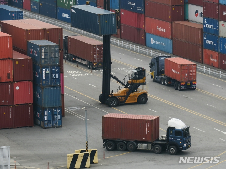 [인천=뉴시스] 김동영 기자 = 1일 오전 인천 연수구 인천신항 컨테이너 터미널에서 화물차 들이 컨테이너를 싣기 위해 이동하고 있다. 자동차 수출 호조에도 최대 수출품목인 반도체 가격 하락이 지속되면서 수출이 8개월 연속 감소했다. 지난달 무역적자는 21억 달러(약 2조7783억원)를 기록하며 15개월째 적자 행진을 이어갔다. 이날 산업통상자원부가 발표한 '5월 수출입 동향'에 따르면 지난달 수출은 전년 동기 대비 15.2% 감소한 522억4000만 달러(69조1135억원)를 기록했다. 2023.06.01. dy0121@newsis.com