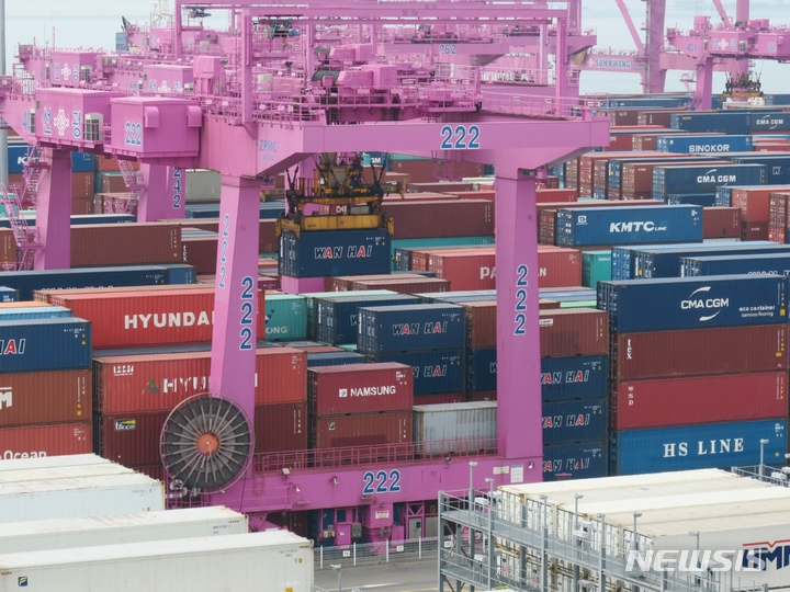 [인천=뉴시스] 김동영 기자 = 1일 오전 인천 연수구 인천신항 컨테이너 터미널에 컨테이너가 쌓여있다. 자동차 수출 호조에도 최대 수출품목인 반도체 가격 하락이 지속되면서 수출이 8개월 연속 감소했다. 지난달 무역적자는 21억 달러(약 2조7783억원)를 기록하며 15개월째 적자 행진을 이어갔다. 이날 산업통상자원부가 발표한 '5월 수출입 동향'에 따르면 지난달 수출은 전년 동기 대비 15.2% 감소한 522억4000만 달러(69조1135억원)를 기록했다. 2023.06.01. dy0121@newsis.com