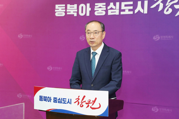 [창원=뉴시스] 강경국 기자 = 박명종 경남 창원시 푸른도시사업소장이 1일 시청 프레스센터에서 오는 8월 개장 예정인 만날공원 인공암벽장과 관련해 브리핑을 하고 있다. (사진=창원시청 제공). 2023.06.01. photo@newsis.com *재판매 및 DB 금지