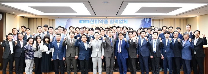 [서울=뉴시스] 한미약품 박재현 대표이사(가운데)와 협력사 관계자 50여명이 지난달 24일 서울 송파구 한미약품 본사에서 열린 제2회 협력업체 멘토십 프로그램을 마친 후 기념촬영을 하고 있다. (사진=한미약품 제공) *재판매 및 DB 금지