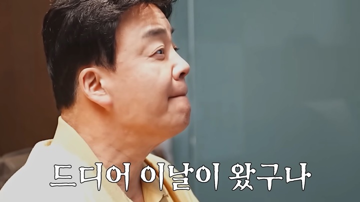 [서울=뉴시스]백종원 더본코리아 대표는 지난달 31일 '네팔렘 밥장사 지금 성역으로 떠납니다.' 영상을 게재했다.(사진=백종원 공식 유튜브 채널 캡처) 2023.06.01. photo@newsis.com *재판매 및 DB 금지