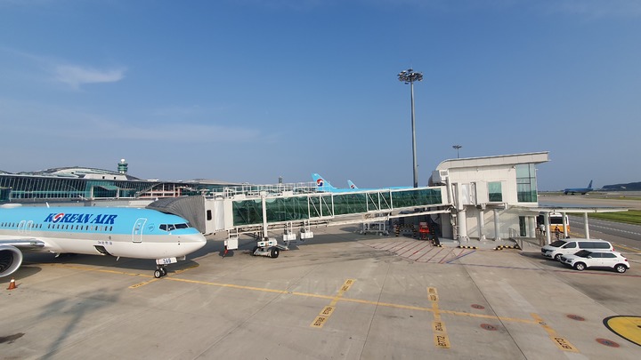 [인천공항=뉴시스] 홍찬선 기자 = 인천공항공사는 1일부터 국내 공항 중 최초로 원격탑승시설을 정식 운영한다고 밝혔다. 사진은 인천공항 제2여객터미널 계류장에서 운영 중인 원격탑승시설의 모습. 2023.06.01.(사진=인천공항공사 제공) photo@newsis.com *재판매 및 DB 금지