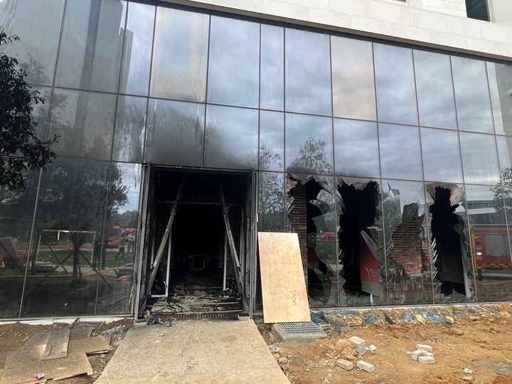 [부산=뉴시스] 1일 오전 부산 기장군의 한 리조트 공사현장 1층에서 불이 났다. (사진=부산소방재난본부 제공) *재판매 및 DB 금지