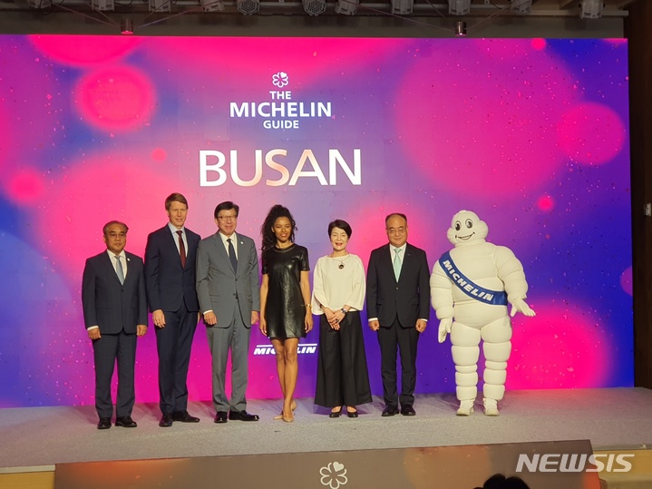 [부산=뉴시스] 미쉐린 가이드는 1일 부산 파크하얏트 호텔에서 기자간담회를 개최하고, 미쉐린 가이드가 선정한 부산 지역의 레스토랑들이 2024년 2월 서울 편과 함께 공개될 것이라고 밝혔다. 이날 기자간담회에 참석한 박형준 부산광역시장(왼쪽에서 세 번째) 및 크리스 글레드힐 미쉐린 가이드 아시아태평양 및 중동 지역 부사장(왼쪽에서 두 번째) 등 관계자들이 사진 촬영을 하고 있다. 2023.06.01. 