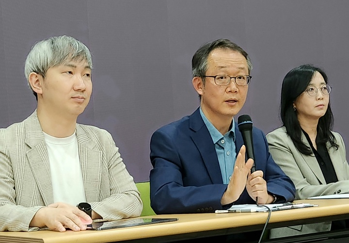 [서울=뉴시스] LG유플러스는 업계 최초로 U+tv와 모바일tv 플랫폼에 '마이크로서비스아키텍쳐(MSA)' 기술을 적용해 인터넷TV(IPTV) 품질을 개선했다고 1일 밝혔다. 장재용 MSA서비스개발담당이 기자 질의에 답하고 있다. (사진=LG유플러스 제공) *재판매 및 DB 금지